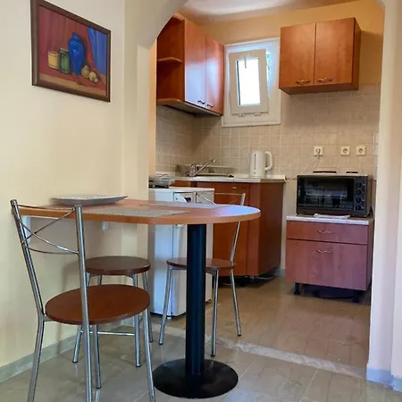 Aliki's Comfortable Holiday Apartments-great Location Apartment *