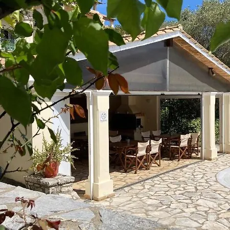 Aliki's Comfortable Holiday Apartments-great Location דירה