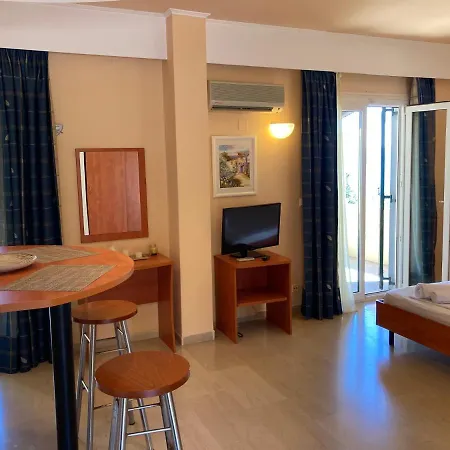 Aliki's Comfortable Holiday Apartments-great Location דירה