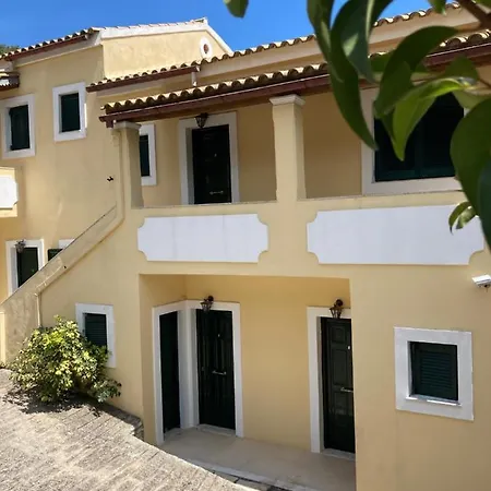 Aliki's Comfortable Holiday Apartments-great Location