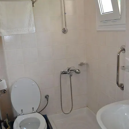 Aliki's Comfortable Holiday Apartments-great Location
