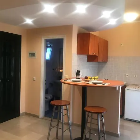Aliki's Comfortable Holiday Apartments-great Location Apartman