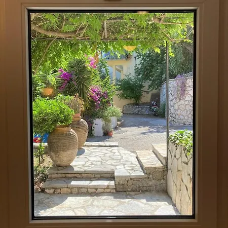 Aliki's Comfortable Holiday Apartments-great Location Apartman